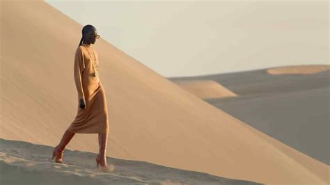 défilé yves saint laurent désert|Saint Laurent Held Its Fashion Show in a Mysterious Desert .